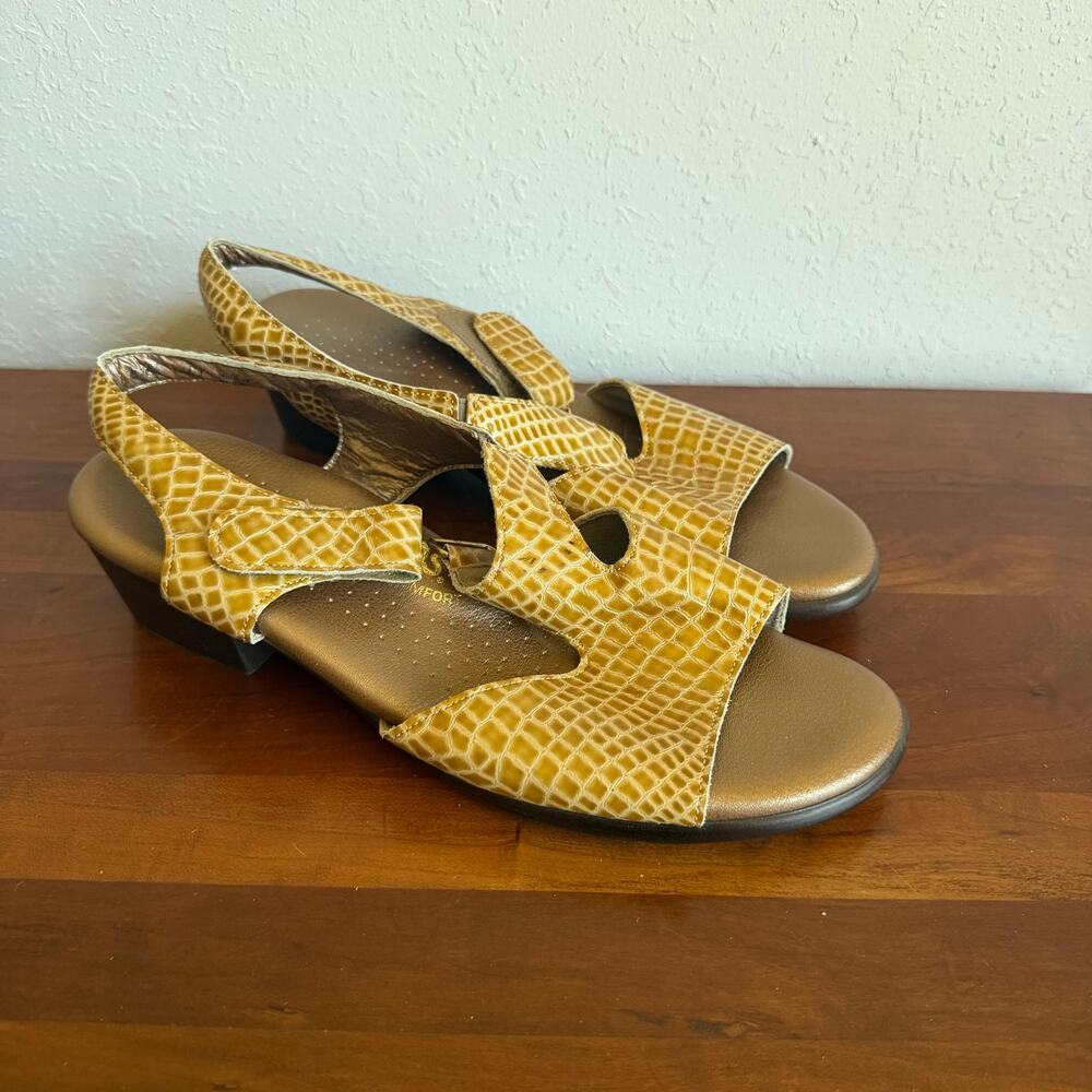 SAS Suntimer Gold Patent Leather Croc Embossed Slingback Wedge Sandal Womens 8.5